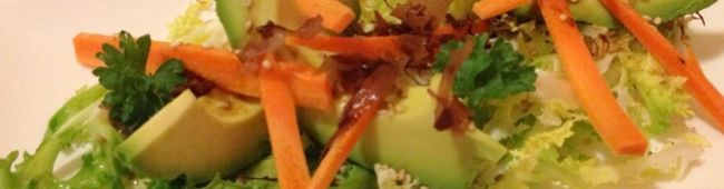 Ensalada de escarola, aguacate y zanahoria con algas, sesamo y jengibre